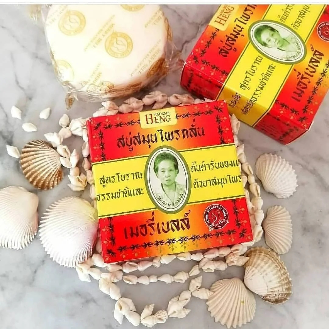 Тайское лечебное травяное мыло MADAME HENG омолаживает кожу, лечит угревую сыпь и уменьшает пигментные пятна.