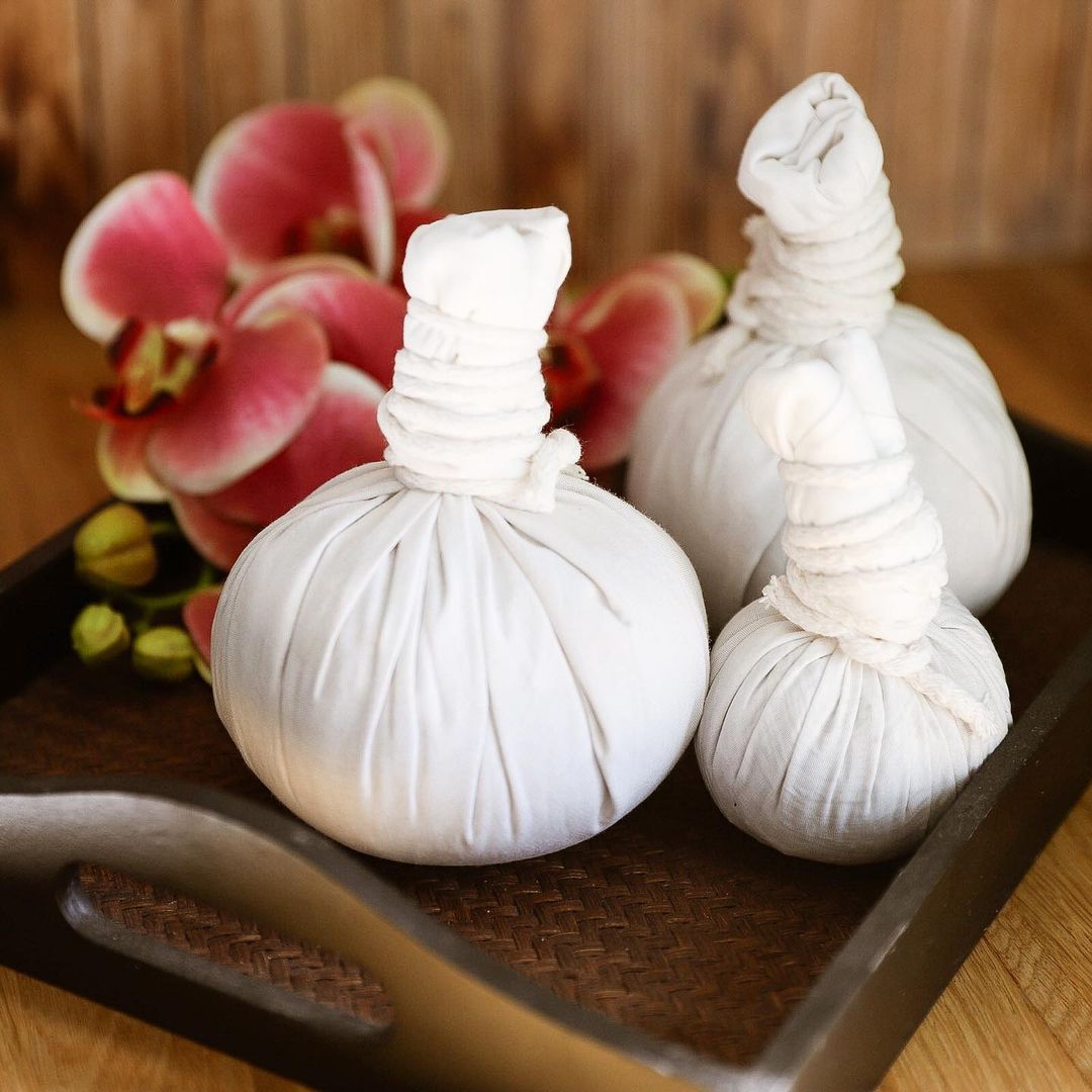 Травяной мешочек для массажа лица из Тайланда Исме Расьян на основе натуральных целебных трав RASYAN ISME Herbal Compress 70 гр.